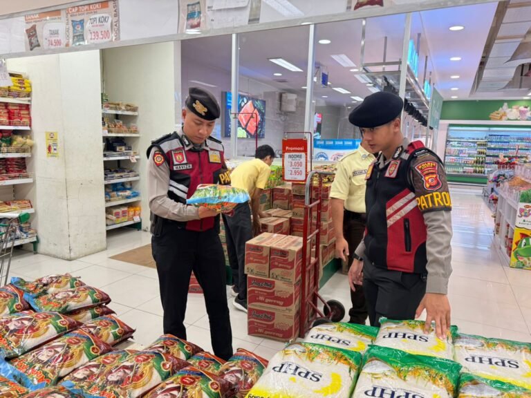 Jaga Stabilitas Harga di Pasaran, Polres Ciamis Awasi Bahan Pokok di Yogya Depstore Ciamis