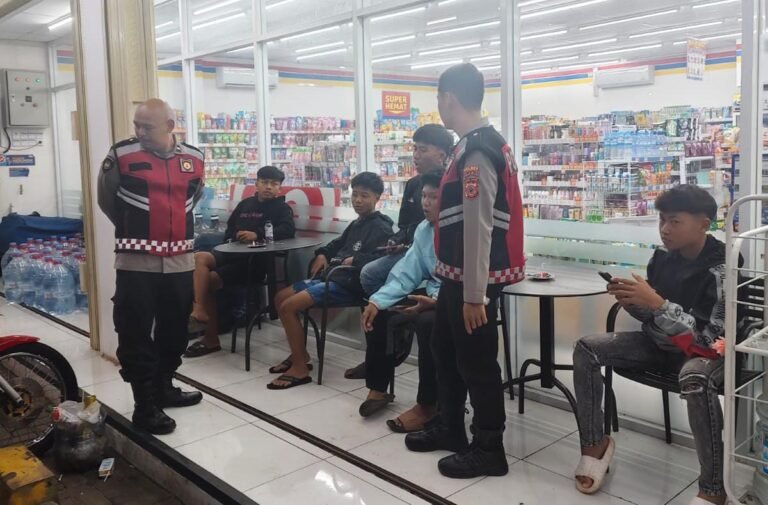 Cipkon di Malam Hari, Polsek Rajadesa Polres Ciamis Intens Patroli Dialogis ke Pemukiman Warga