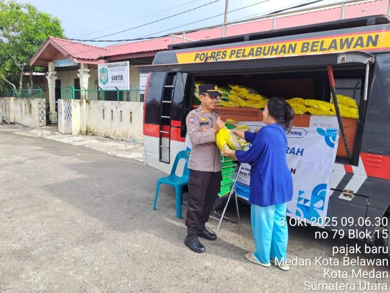 Polres Pelabuhan Belawan Gelar Gerakan Pangan Murah Polri, Jual 3 Ton Beras SPHP ke Warga