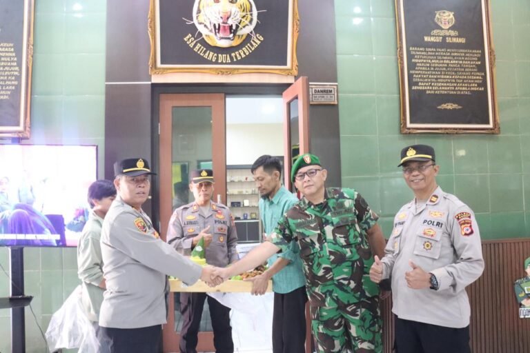 Polres Garut Berikan Kejutan Untuk Korem 062/Tarumanegara di Hari Ulang Tahun TNI Ke-80