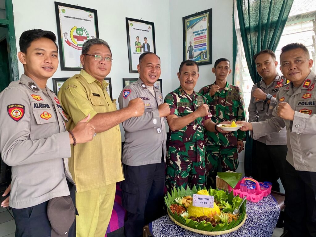 Jalin Sinergitas, Kapolsubsektor Cipedes dan Muspika Sambangi Koramil Cipedes, Berikan Ucapan Selamat HUT TNI ke-80