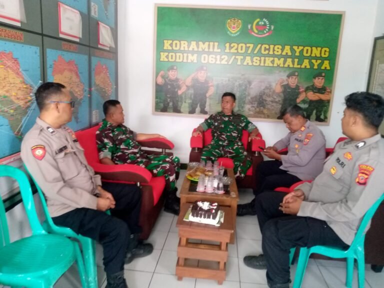 Kapolsek Sukaratu Sambangi Koramil Cisayong, Ucapkan Selamat HUT TNI ke-80 dan Perkuat Sinergitas Kamtibmas