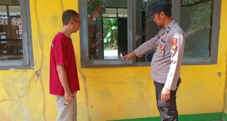 Polsek Pamarican Lakukan Cek TKP Kasus Pencurian di SDN 2 Pasirnagara, Kapolres Ciamis Tegaskan Komitmen Penegakan Hukum