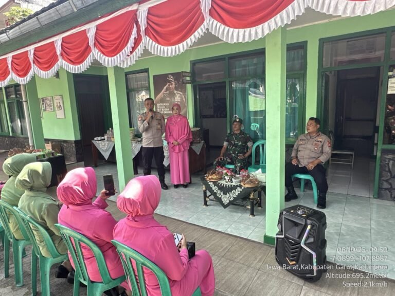 Wujud Soliditas, Polsek Kadungora Serahkan Tumpeng untuk Koramil 1108 Kadungora