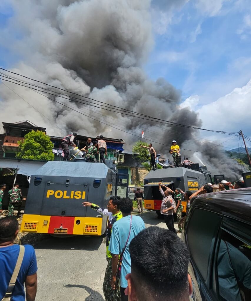 Quick Respon Polri Bantu Padamkan Kebakaran di Kodam Lama Jayapura