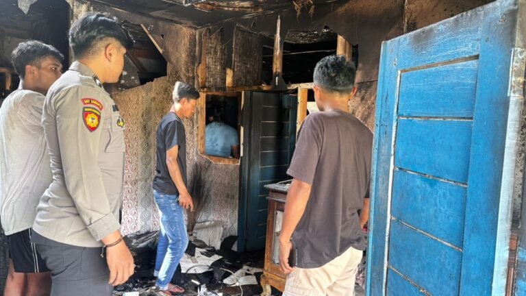 Polsek Cihurip Gerak Cepat Tangani Kebakaran Rumah Warga di Ranca Hideung