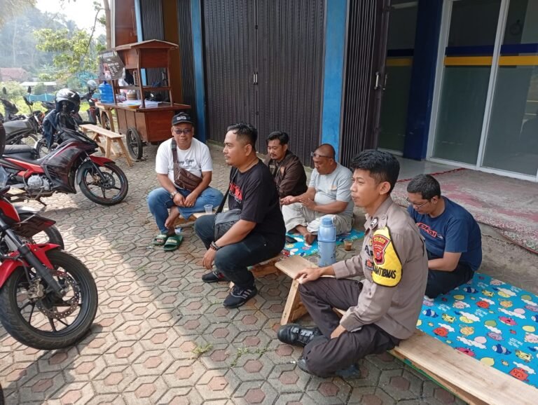 Perkuat Sinergitas, Polsek Cikoneng Polres Ciamis Koorkom ke Masyarakat Desa Cimari