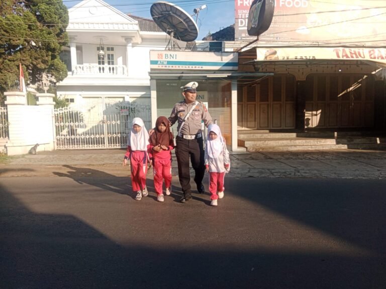 Polsek Samarang Laksanakan Gatur Pagi, Bantu Anak Sekolah Menyeberang Jalan dengan Aman