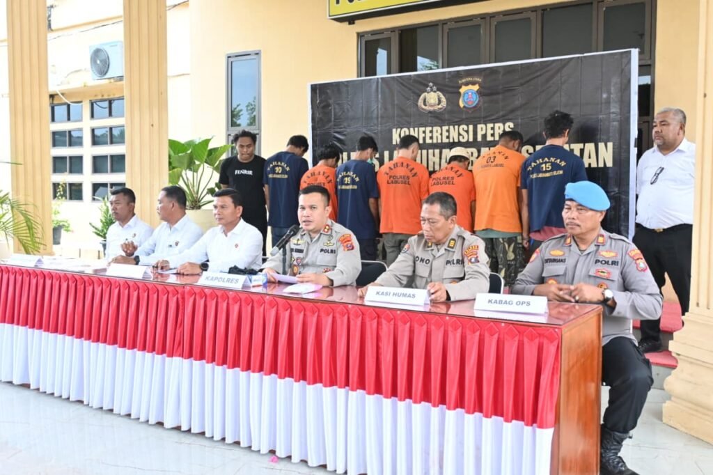 Ops Kancil Toba 2025Polres Labusel Tangkap 8 Pelaku Curanmor, Sita 15 MotorLABUSELSatuan Reserse Kriminal (Sat Reskrim) Polres Labuhanbatu Selatan (Labusel) berhasil meringkus 8 pelaku pencurian kendaraan bermotor (curanmor) dari sejumlah tempat terpisah dan waktu berbeda.