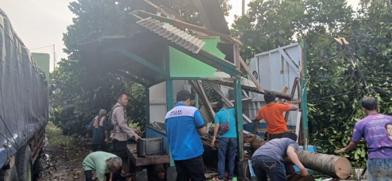 Polsek Cijeungjing Gerak Cepat Lakukan Pengecekan Dampak Hujan Deras Disertai Angin di Desa Karangkamulyan