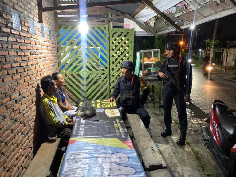 Antisipasi Gangguan Kamtibmas, Brimob Kompi 4 Batalyon Detasemen B Polda Sumut Patroli Sembari Beri Arahan Kepada Warga