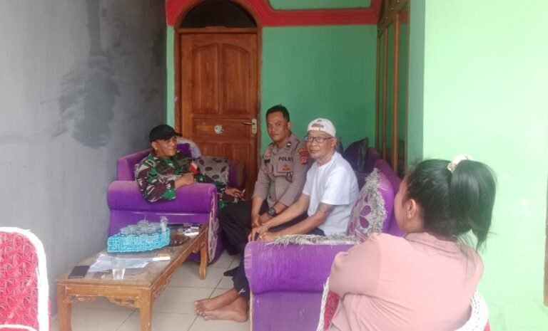 Polsek Cihaurbeuti Perkuat Sinergi Kamtibmas Lewat Silaturahmi dengan Tokoh Masyarakat Desa Padamulya