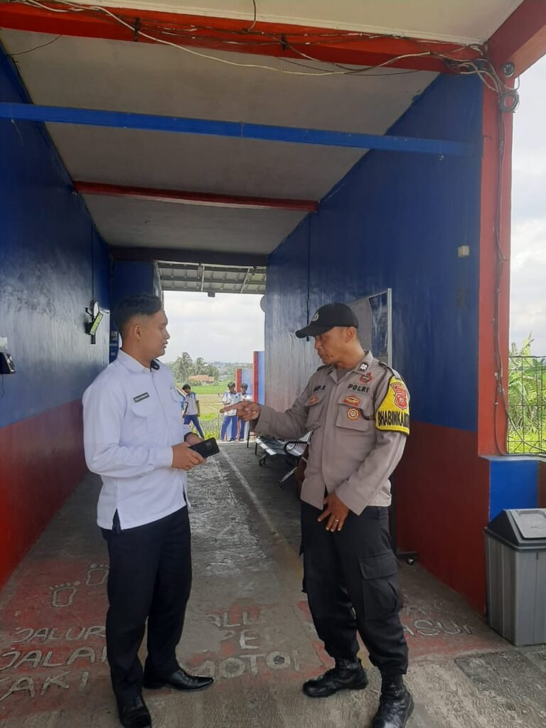 Polsek Cikoneng Perkuat Edukasi Kamtibmas Lewat Sambang ke SMK Karnas Sindangkasih