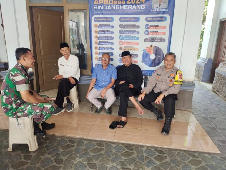 Datangi Perangkat Desa, Polsek Panumbangan Koorkom Sampaikan Maklumat Kapolda Jabar