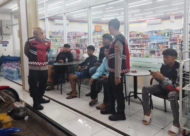 Cipkon di Malam Hari, Polsek Rajadesa Polres Ciamis Intens Patroli Dialogis ke Pemukiman Warga