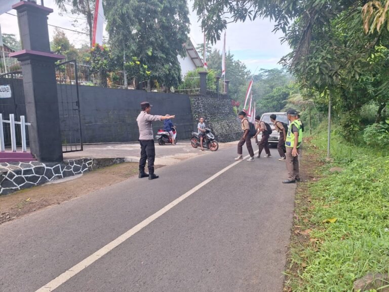 Pelayanan Masyarakat, Polsek Sukadana Polres Ciamis Bantu Anak Menyebrang di Area Sekolah