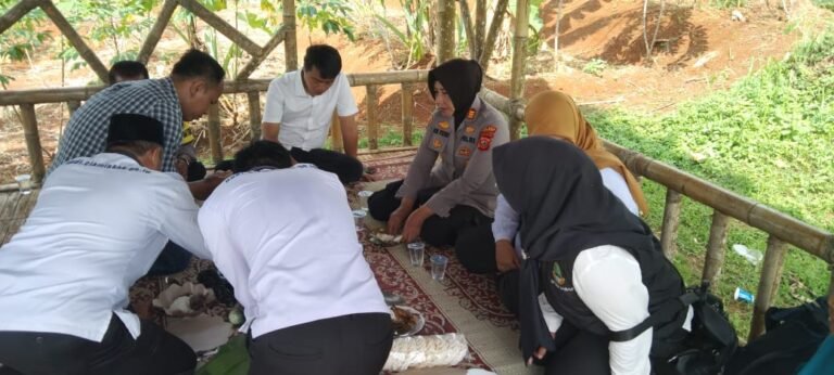 Program Jumat Curhat Kapolsek Kawali Perkuat Komunikasi dengan Masyarakat di Desa Linggapura