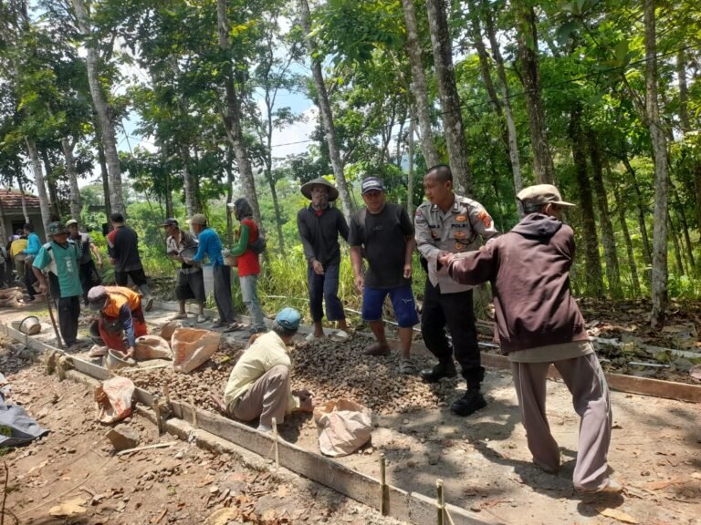 Polsek Rajadesa Bersinergi dengan Warga dalam Gotong Royong Pengecoran Jalan di Desa Tigaherang, Wujud Kepedulian Polri terhadap Masyarakat