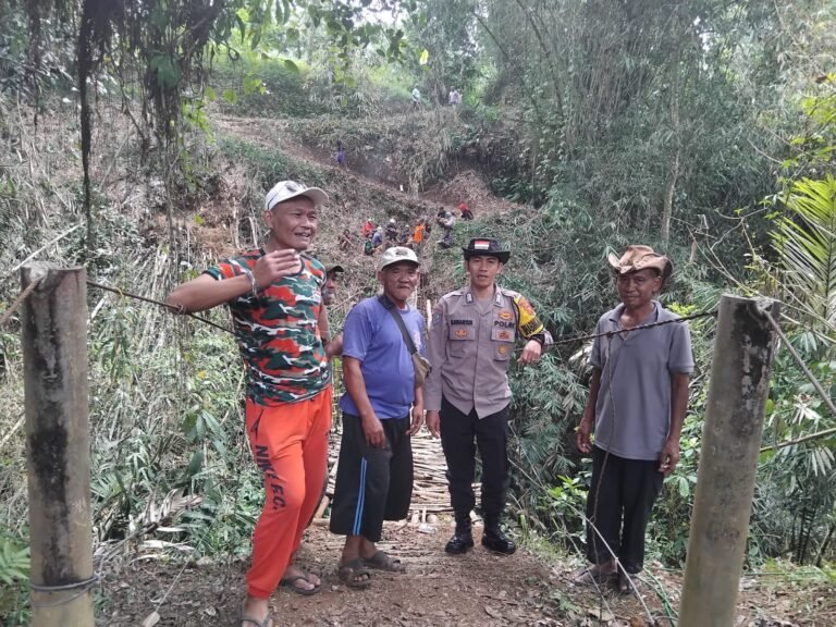 Polsek Cikoneng Turun Langsung Bersama Warga Perbaiki Jembatan Penghubung di Dusun Bojongsari, Bukti Nyata Kepedulian Polri terhadap Masyarakat