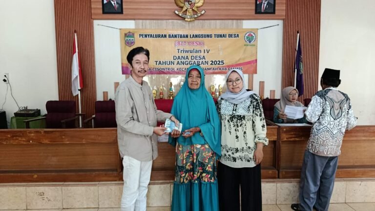 Polsek Rancah Kawal Penyaluran BLT DD Tahap IV di Desa Cisontrol, Wujud Kepedulian Polri terhadap Ketepatan dan Keamanan Bantuan Sosial