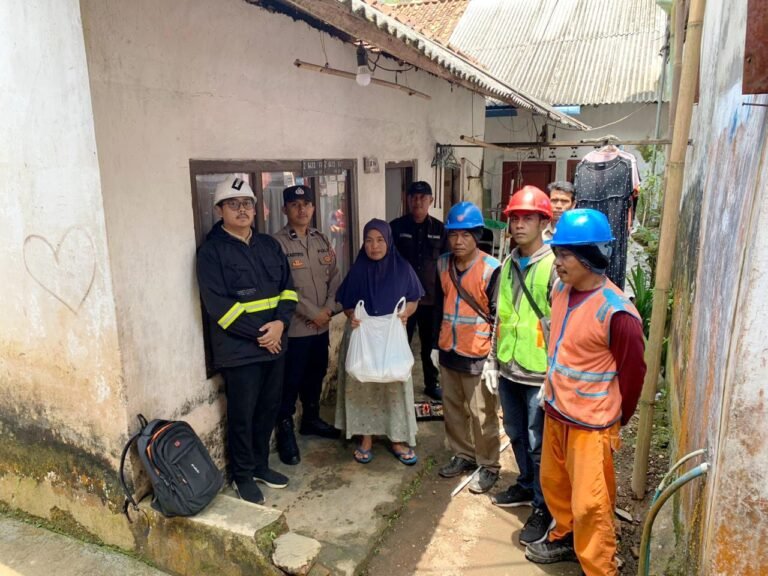 Polsek Cihaurbeuti Kawal Program Jabar Caang, Pastikan Penyaluran Bantuan Sambungan Listrik Tepat Sasaran