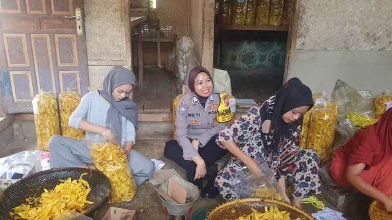 Bhabinkamtibmas Polsek Ciamis Sambangi Pelaku UMKM, Wujudkan Sinergi Jaga Kamtibmas di Desa Pusakanagara