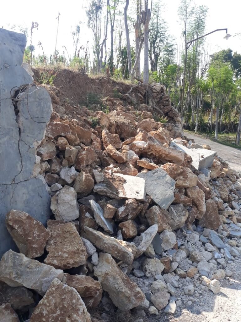 Diduga Tak Gubris Panggilan Media, Kades di Sumenep Bungkam Soal Tembok Roboh