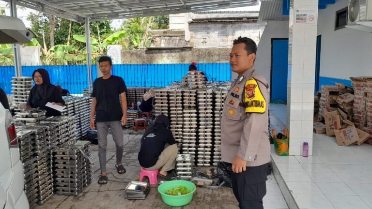 Polsek Lakbok Polres Ciamis Lakukan Monitoring Program Makan Bergizi Gratis di Desa Purwadadi, Pastikan Kegiatan Aman dan Kondusif