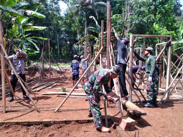 Sinergitas TNI-Polri Wujud Kepedulian Sosial di Lakbok, Kapolres Ciamis Apresiasi Peran Anggota dalam TMMD di Desa Sukamulya