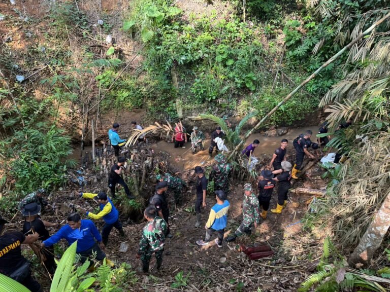 Polres Ciamis Terjunkan Personel dalam Gotong Royong Penanganan Longsor di Sindangrasa, Bentuk Kepedulian Polri terhadap Keselamatan Warga