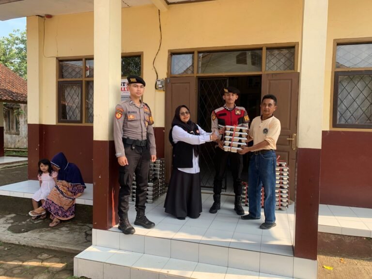 Sat Samapta Polres Garut Kawal Pendistribusian Makan Bergizi Gratis di SDN 4 Sudalarang, Pastikan Aman dan Tepat Sasaran