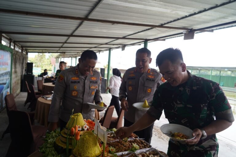 Sinergi TNI-Polri Kapolres Tasikmalaya dan Kapolres Tasikmalaya Kota Berikan Kejutan Ulang Tahun kepada Dandim 0612/Tasikmalaya