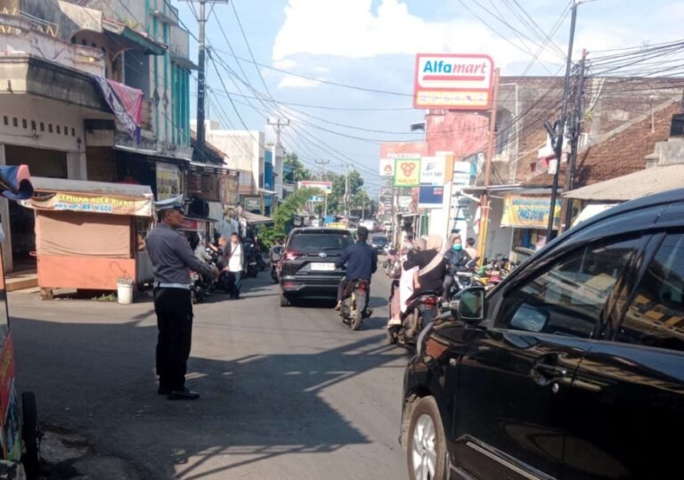 Polsek Samarang Giat Pengaturan Lalin Sore Hari, Demi Kelancaran dan Keamanan Pengguna Jalan