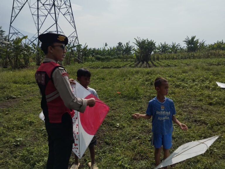 Polres Garut Bersama PLN Himbau Warga Tak Main Layangan Dekat SUTET, Demi Keselamatan dan Kelancaran Listrik