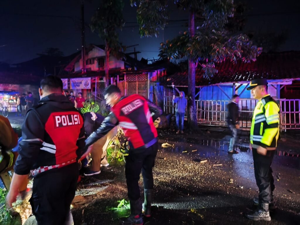 Polres Garut Bersama Tim Gabungan Evakuasi Pohon Tumbang di Karangpawitan