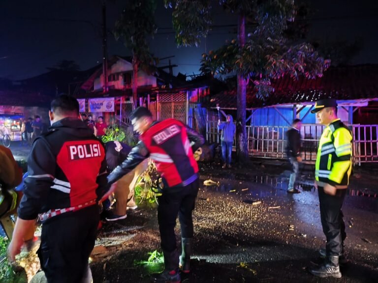 Polres Garut Bersama Tim Gabungan Evakuasi Pohon Tumbang di Karangpawitan