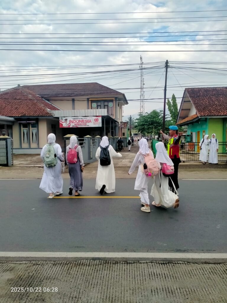 Pelayanan Masyarakat, Polsek Cipaku Polres Ciamis Siaga di Jalan Padat Saat Jam Sekolah