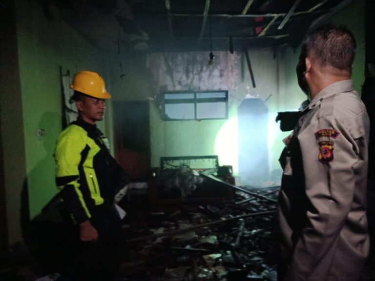 Polsek Banjarsari Polres Ciamis Datangi TKP Kebakaran Rumah di Desa Cibadak