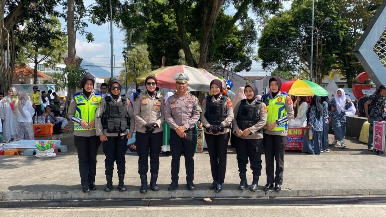 Pengamanan Aksi Hari Santri 2025 di Garut, Polwan Intan Tampilkan Sisi Humanis Polri