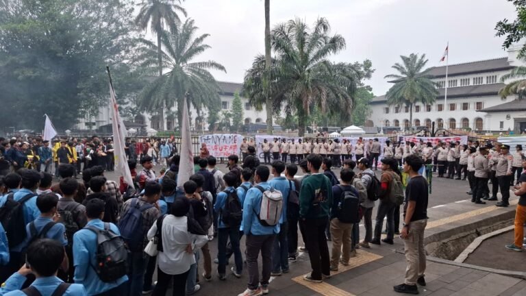 Sentuhan Humanis Mojang Lodaya, Unjuk Rasa 1 Tahun Pemerintahan Prabowo-Gibran di Jabar Aman dan Damai