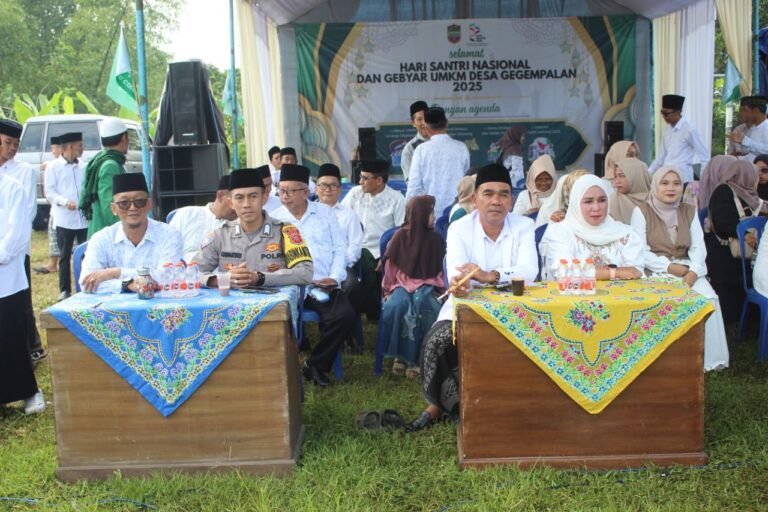 Polsek Cikoneng Hadiri Upacara Hari Santri Nasional di Desa Gegempalan, Wujud Dukungan Polri terhadap Pembinaan Generasi Religius dan Cinta Tanah Air