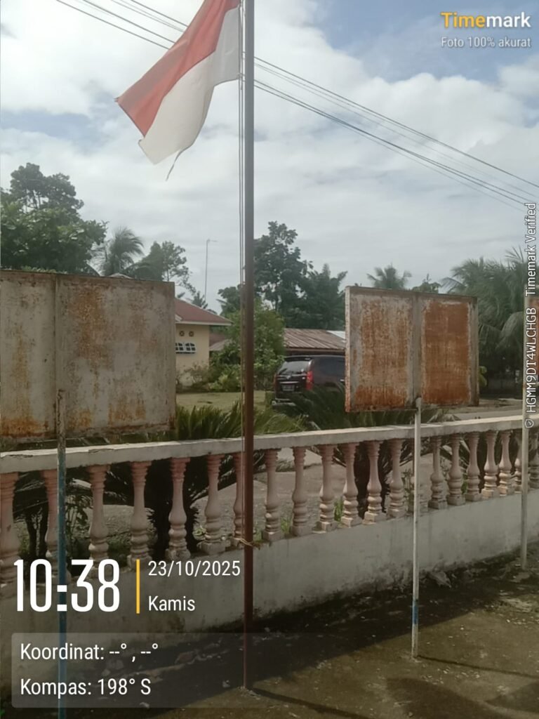Gila Pangulu Nagori Talun Rejo Mengibarkan Bendara Merah Putih Dalam Keadaan Kusam Dan Sobek