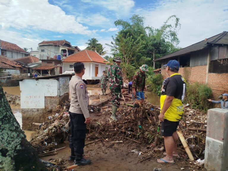 Polsek Sukawening Bersama Forkopimcam dan Warga Gotong Royong Bersihkan Sisa Banjir di Kampung Cipeucang