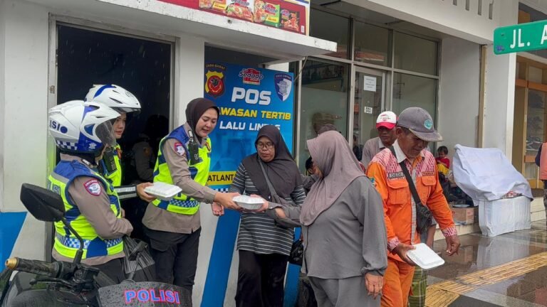 Polwan Intan Polres Garut Tebar Edukasi dan Kepedulian Lewat Patroli Humanis
