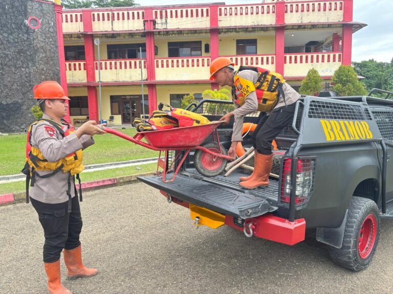 “Siaga di Tengah Cuaca Ekstrem! Brimob Polda Sumut Laksanakan Patroli SAR Antisipasi Banjir dan Longsor di Nias”