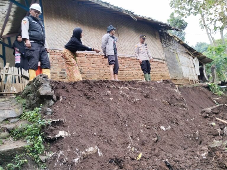 Polsek Pasirwangi Cek Lokasi Tanah Longsor di Kampung Sengrod, Akibat Hujan Deras