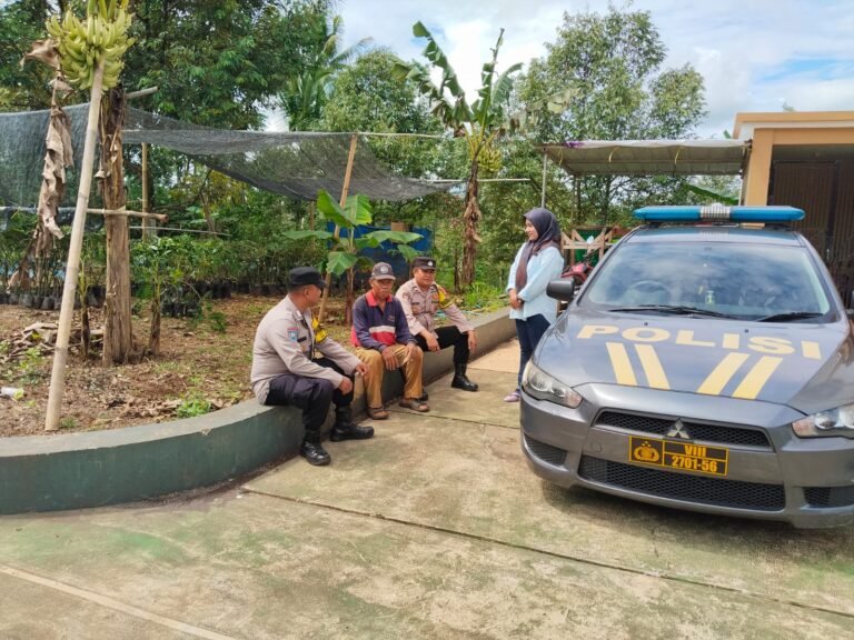 ‎Patroli Dialogis Polsek Kawali Sasar Pemukiman dan Kelompok Tani, Tekankan Deteksi Dini Kamtibmas‎‎CIAMIS – Polsek Kawali terus menunjukkan komitmennya dalam menjaga keamanan dan ketertiban masyarakat (kamtibmas) melalui kegiatan Patroli Dialogis personel Polsek Kawali menyisir sejumlah wilayah strategis di wilayah hukumnya. Sabtu (25/10/2025)