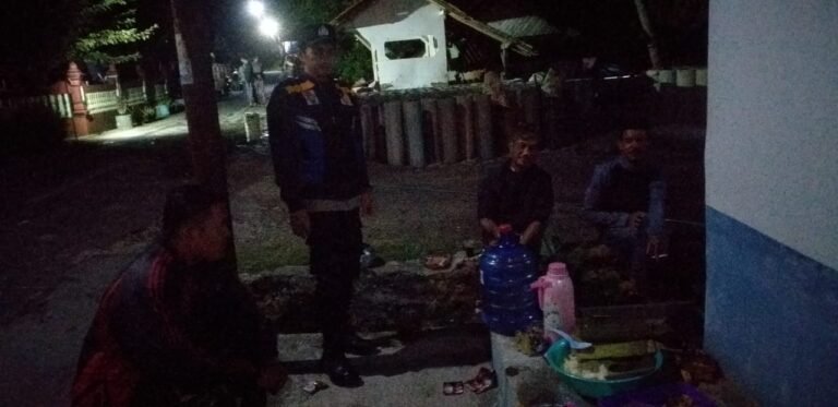 ‎‎Jaga Kedekatan dengan Warga, Bhabinkamtibmas Cipaku Serap Informasi Kamtibmas‎‎CIAMIS – Polsek Cipaku terus mengintensifkan kegiatan sambang sebagai upaya deteksi dini terhadap potensi gangguan keamanan dan ketertiban masyarakat (kamtibmas). Pada Jumat malam, 24 Oktober 2025, sekitar pukul 20.30 WIB, Bhabinkamtibmas Desa Selamanik, Aipda Nara Kusnara, melaksanakan sambang dan silaturahmi kepada warga di Dusun Selacai, Kecamatan Cipaku.‎‎Aipda Nara Kusnara berinteraksi langsung dengan warga setempat, termasuk Sdr. Haris, dalam rangka memperkuat hubungan dan mengumpulkan informasi penting.‎‎Kapolsek Cipaku, Iptu Purwahyo, menyampaikan bahwa kegiatan ini merupakan penekanan dari pimpinan. “Sesuai arahan Bapak Kapolres Ciamis AKBP H. Hidayatullah, S.H., S.I.K., anggota wajib selalu dekat dengan masyarakat. Ini adalah upaya deteksi dini terbaik untuk memonitor situasi kamtibmas di wilayah kami,” ujar Iptu Purwahyo.‎‎Dari kegiatan sambang tersebut, tercapai beberapa hasil positif salah satunya terjalin interaksi dan komunikasi yang erat antara petugas Bhabinkamtibmas dengan warga masyarakat setempat serta Petugas berhasil menyerap berbagai informasi sosial dan perkembangan kamtibmas yang terjadi di wilayah tersebut.‎‎Melalui komunikasi yang terjalin hangat ini, diharapkan setiap potensi permasalahan di tingkat desa dapat segera teridentifikasi dan diselesaikan, sehingga situasi kamtibmas di wilayah hukum Polsek Cipaku dapat terus terjaga dengan aman dan kondusif.‎‎‎Harkamtibmas, Ciamis, Polda Jabar,