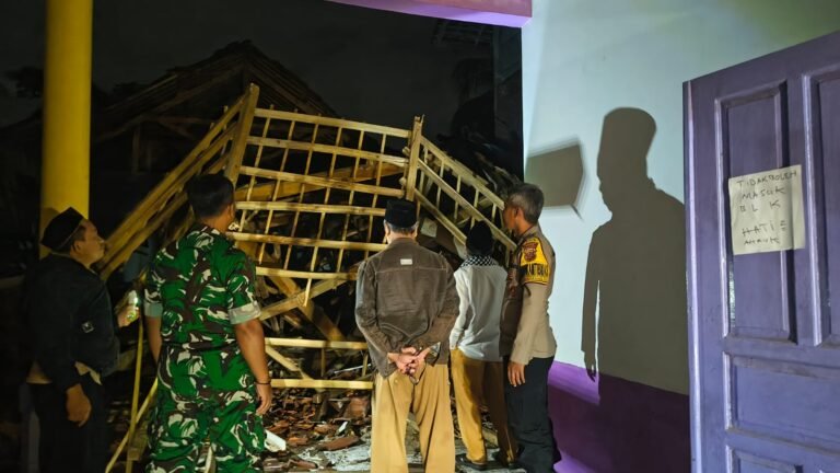 Bangunan BLK Ambruk, Bhabinkamtibmas dan Babinsa Petirhilir Cepat Tanggap Cek Lokasi