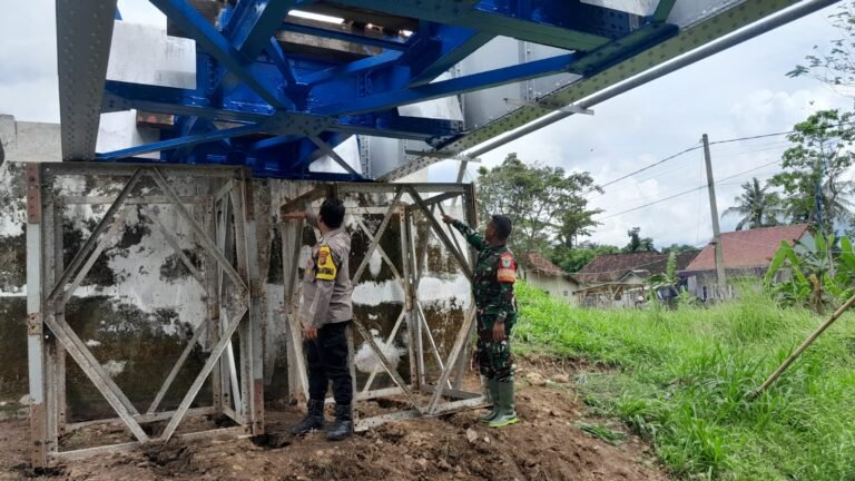 Polsek Lakbok Kawal Ketat Proses Perbaikan Jembatan Kereta Api di Desa Cintaratu Demi Keselamatan dan Kelancaran Transportasi